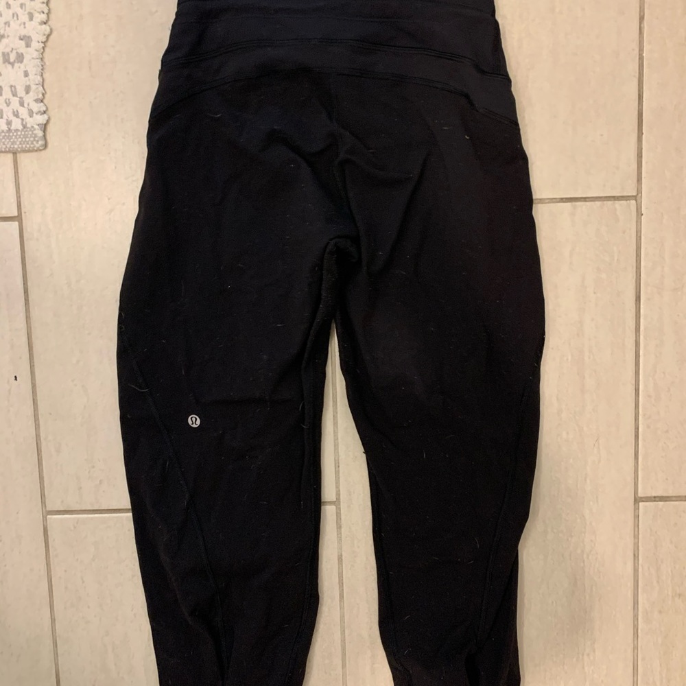 Black lululemon cropped joggers
